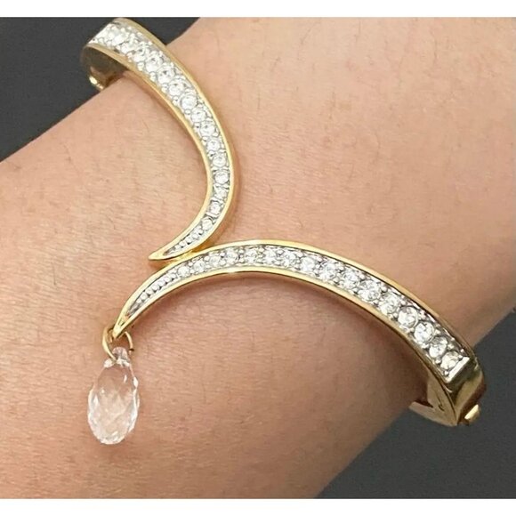 Vintage SWAROVSKI Signed Gold-tone Hinged V Bangle With Teardrop Crystal Charm - Picture 3 of 4